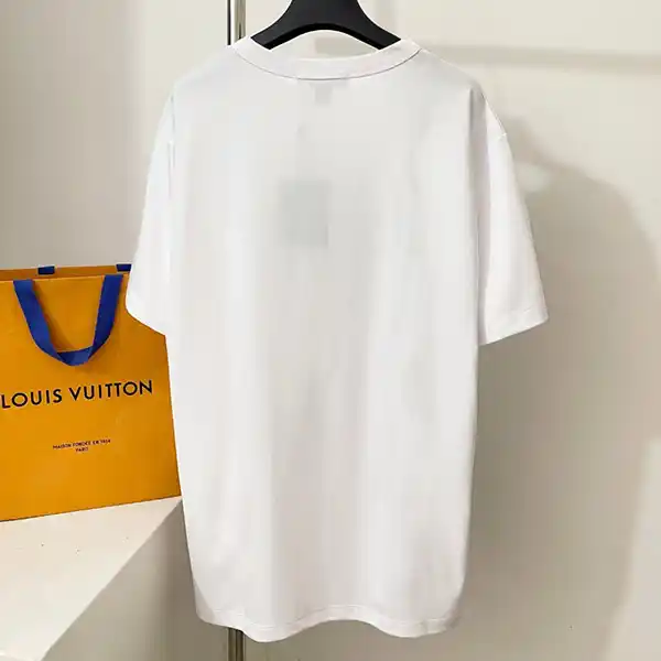 さらりと着られる☆ルイヴィトン LVスタンプ Tシャツ 偽物 1AHIZ8