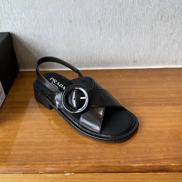 《上品》プラダ バックル付きブラッシュドレザーサンダル 偽物 pub24616