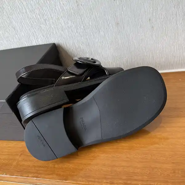 《上品》プラダ バックル付きブラッシュドレザーサンダル 偽物 pub24616