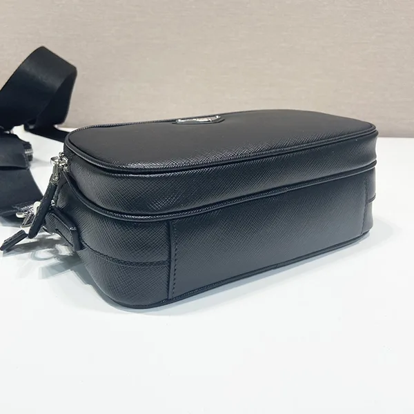 プラダ◆メンズ サフィアーノレザー ショルダーバッグ パロディ pux85622