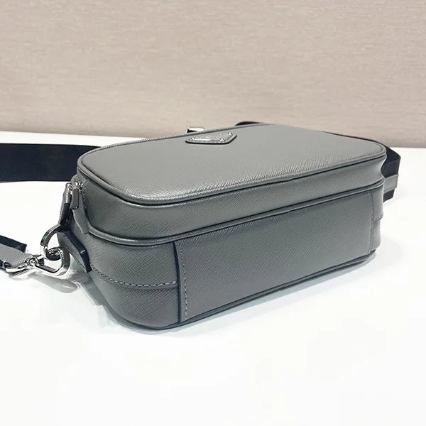 【お洒落☆シンプル】プラダ◆メンズ サフィアーノレザー ショルダーバッグ コピー puk66836
