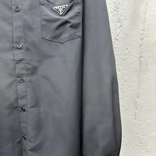 プラダ Re-Nylon ウィンドブレーカー シャツ puz99115