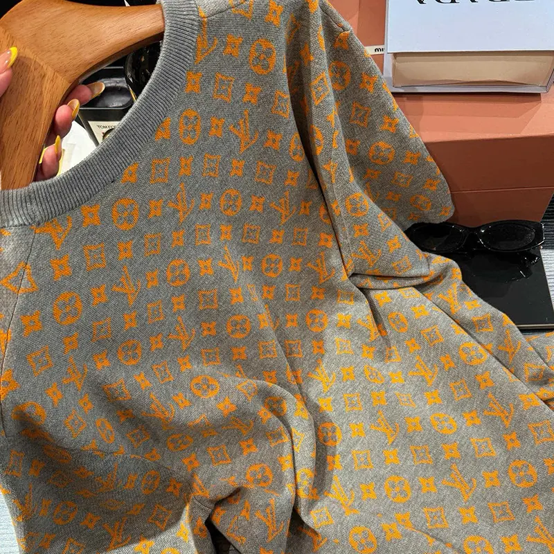 お洒落ルイヴィトン モノグラム 半袖Tシャツ コピー商品 1AHVPA