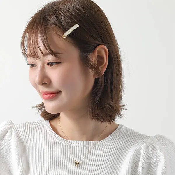 ミュウミュウ ヘアクリップ 偽物 メタル ロゴ 5JF1362