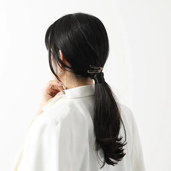 ミュウミュウ ヘアクリップ 偽物 メタル ロゴ 5JF1362