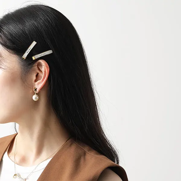 ミュウミュウ ヘアクリップ 偽物 メタル ロゴ 5JF1362