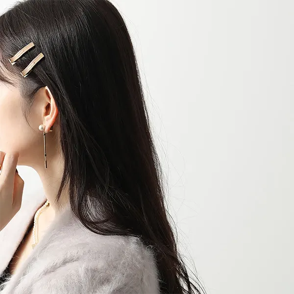 ミュウミュウ ヘアクリップ 偽物 メタル ロゴ 5JF1362