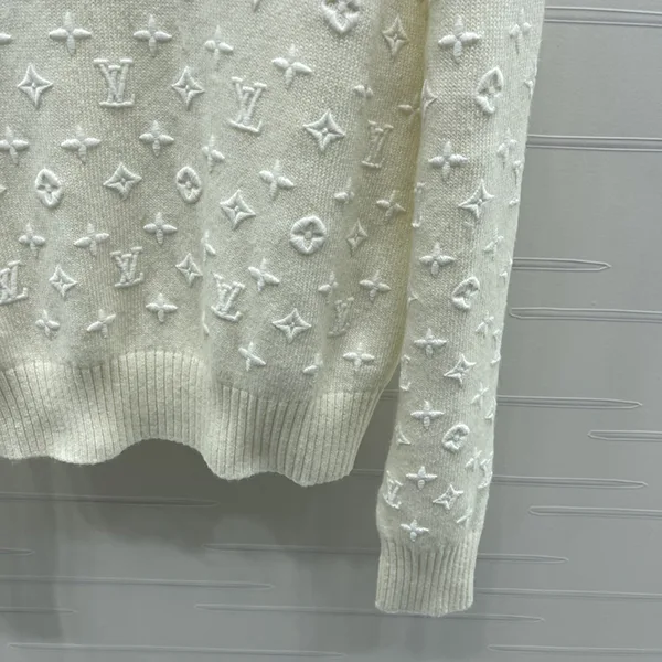 海外限定色【ルイヴィトン パチモン】3D モノグラム ニットプルオーバー 1AHZ5