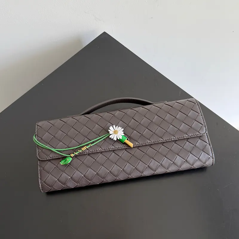 追跡付ボッテガヴェネタ クラッチ ハンドル付 Intrecciato コピー商品 boc48111