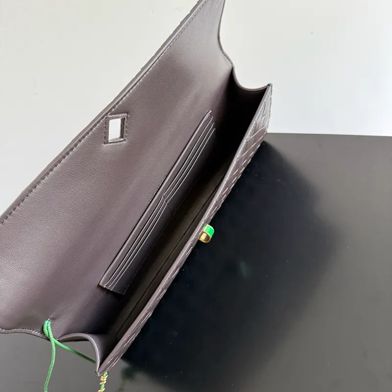 追跡付ボッテガヴェネタ クラッチ ハンドル付 Intrecciato コピー商品 boc48111