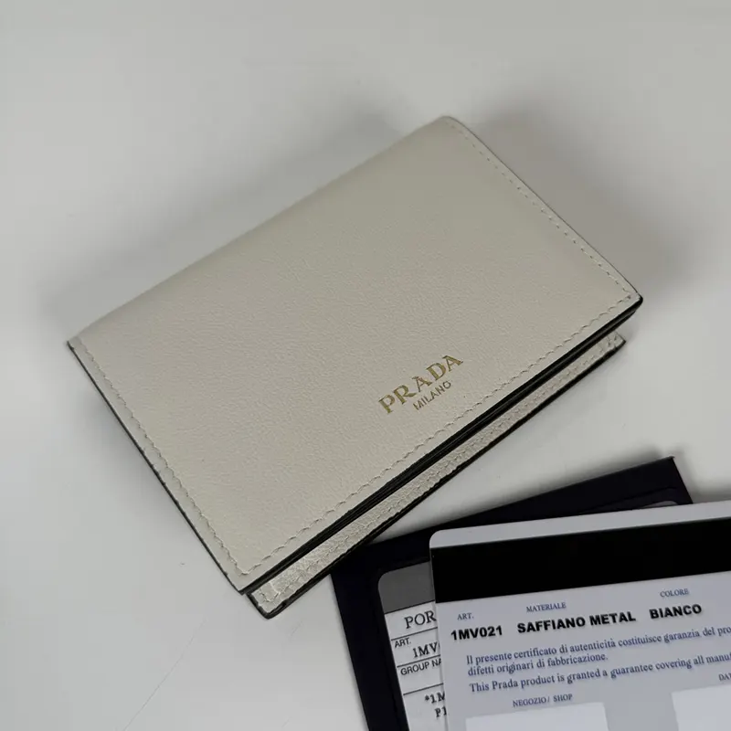 n級 おすすめプラダ ソフトグレインレザー 薄型 二つ折り財布 puh62643