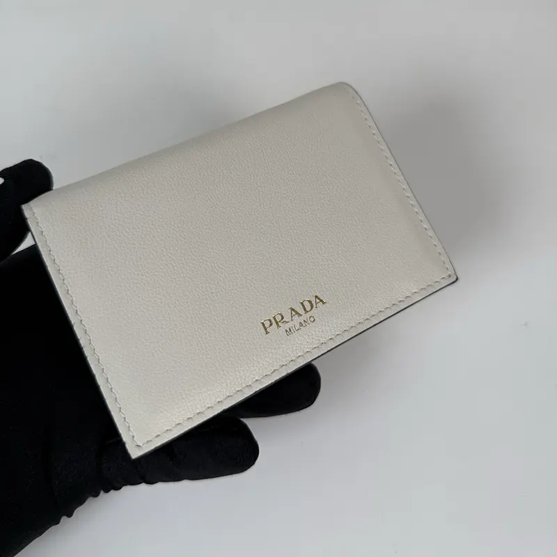 n級 おすすめプラダ ソフトグレインレザー 薄型 二つ折り財布 puh62643