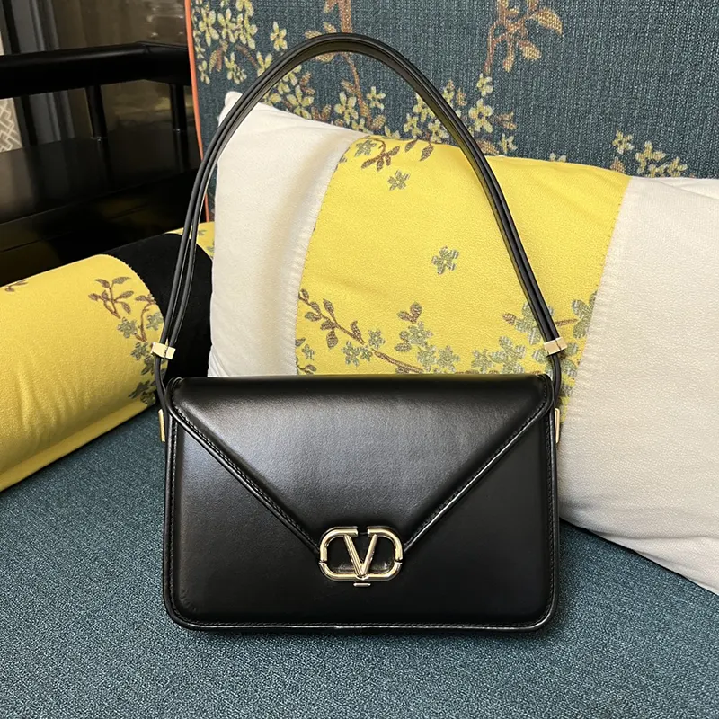 n級品 おすすめヴァレンチノ ロゴ スモール ショルダーバッグ パロディ Vuy68787