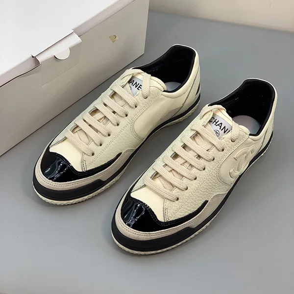 クラシカルデザイン パンツもスカートにも合う シャネルスニーカーパロディ shw79695