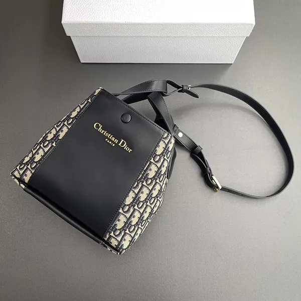 激安価格!ディオール Signature バケットバッグ コピー スモール 2色 M2840