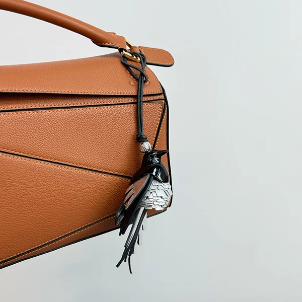 ロエベ パチモン Magpie Charm in Classic キーチャーム C621232XOA