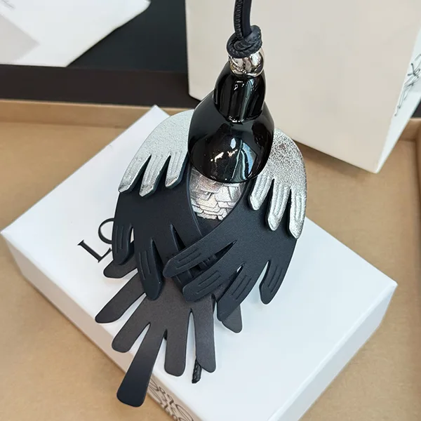 ロエベ パチモン Magpie Charm in Classic キーチャーム C621232XOA