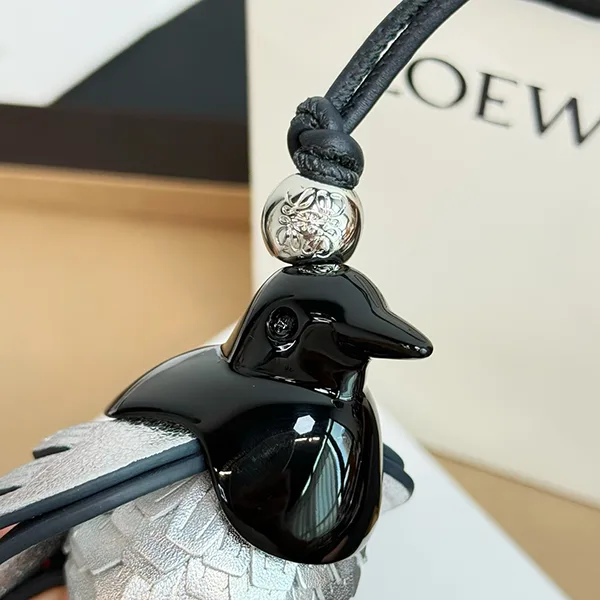 ロエベ パチモン Magpie Charm in Classic キーチャーム C621232XOA
