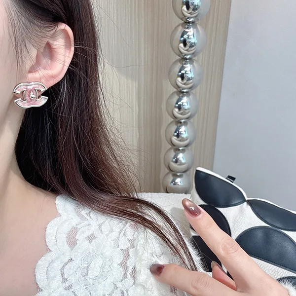 【ピンク×ゴールドがお洒落♪】シャネル ターンロックピアス 偽物 ABG299