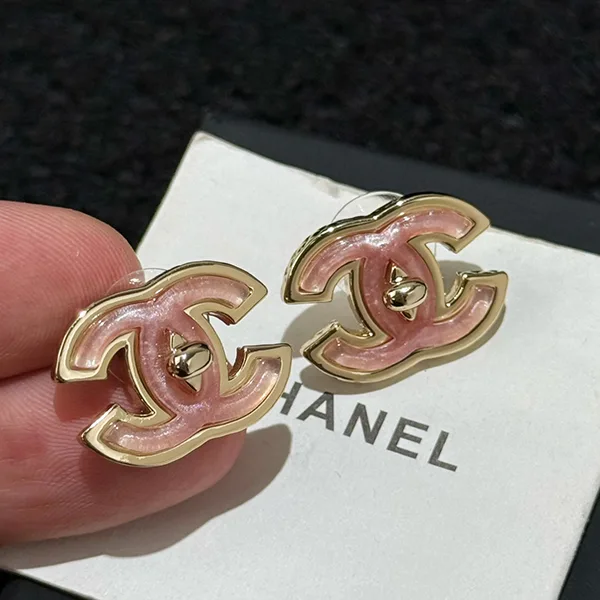 【ピンク×ゴールドがお洒落♪】シャネル ターンロックピアス 偽物 ABG299