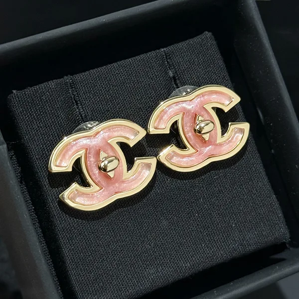 【ピンク×ゴールドがお洒落♪】シャネル ターンロックピアス 偽物 ABG299