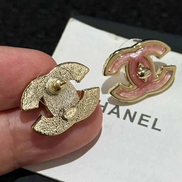 【ピンク×ゴールドがお洒落♪】シャネル ターンロックピアス 偽物 ABG299