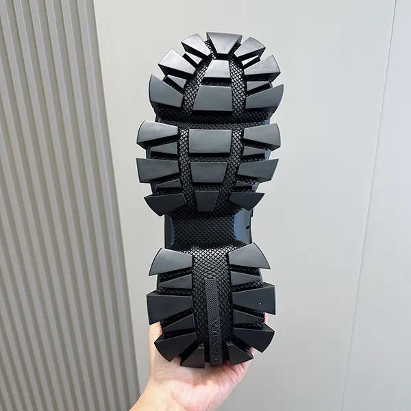 送料込プラダ クラウドバストサンダー コピー スニーカー puv53541
