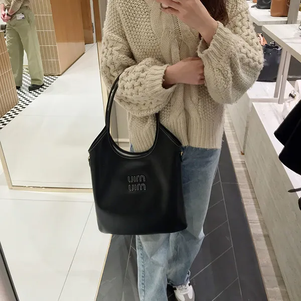 【大人気】★ミュウミュウ★IVY レザー トートバッグ 偽物♡ 5BG23