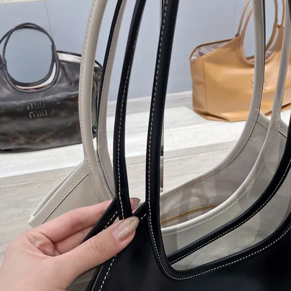 【大人気】★ミュウミュウ★IVY レザー トートバッグ 偽物♡ 5BG23