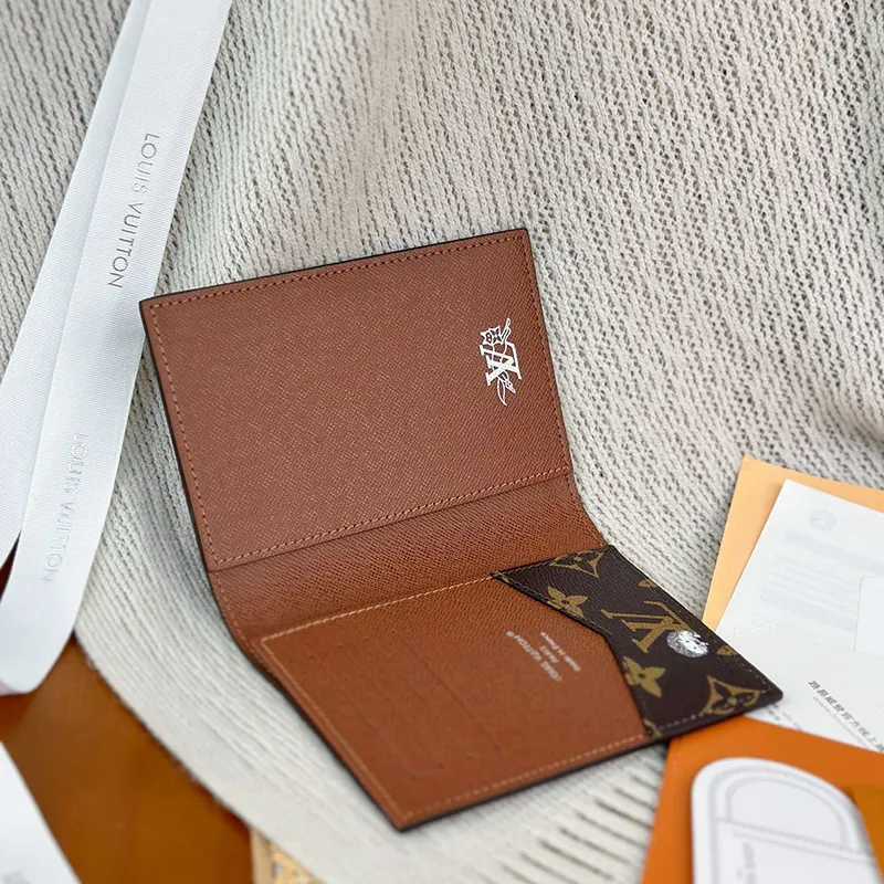 超話題!ルイヴィトン クーヴェルテュール パスポール 財布 M27023