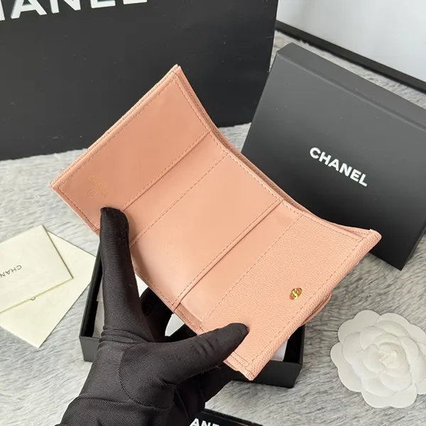 プレゼント最適 シャネル コンパクト 財布 コピー 三つ折り sha42272