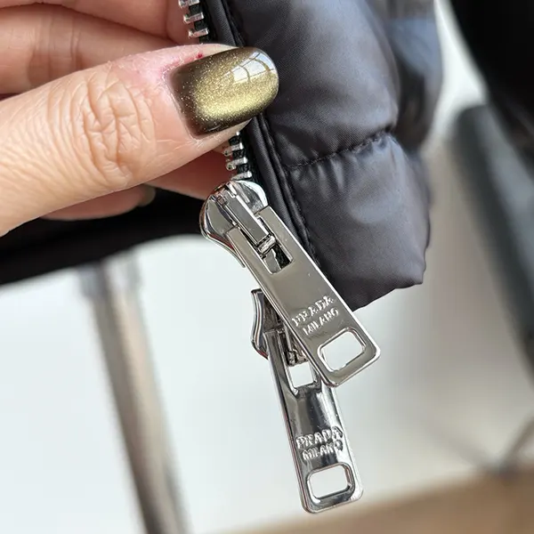 高品質 プラダ n級品 トライアングルロゴ ダウンジャケット pud32982
