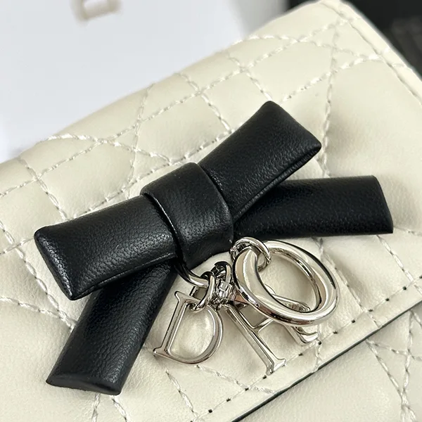 注目★ディオール LADY ディオール レザーボウ付き 三つ折りミニ財布 S01810