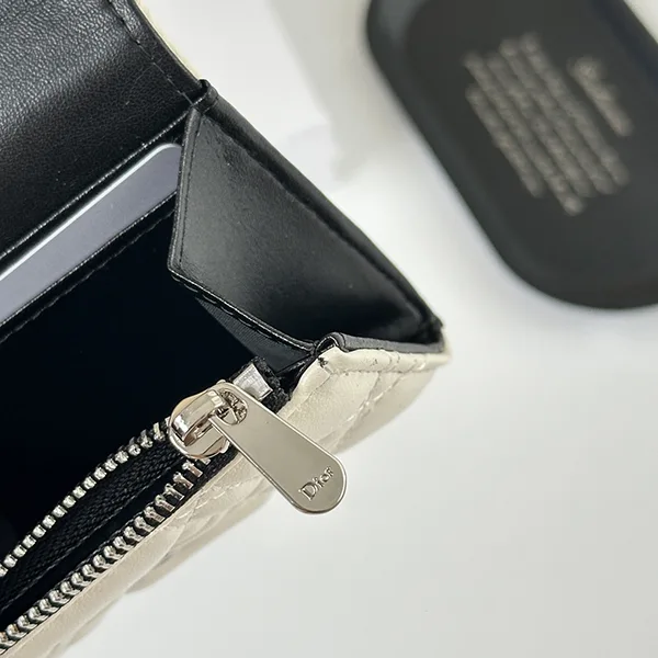 注目★ディオール LADY ディオール レザーボウ付き 三つ折りミニ財布 S01810