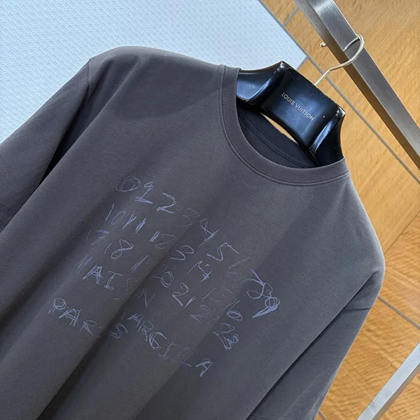 マルジェラ◆ロゴ ナンバー Tシャツ スーパーコピー Mag64149