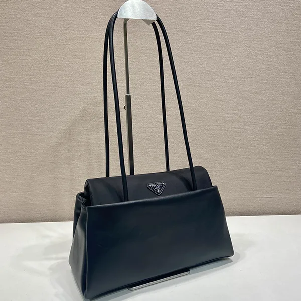 プラダ パサージュ ミディアム バッグ スーパーコピー Re-Nylon フラップ付 1BA495