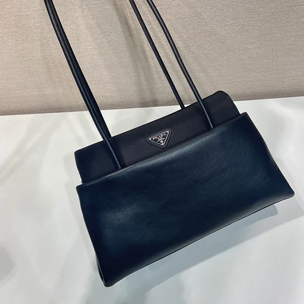 プラダ パサージュ ミディアム バッグ スーパーコピー Re-Nylon フラップ付 1BA495