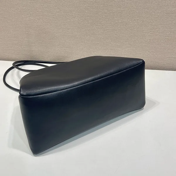 プラダ パサージュ ミディアム バッグ スーパーコピー Re-Nylon フラップ付 1BA495