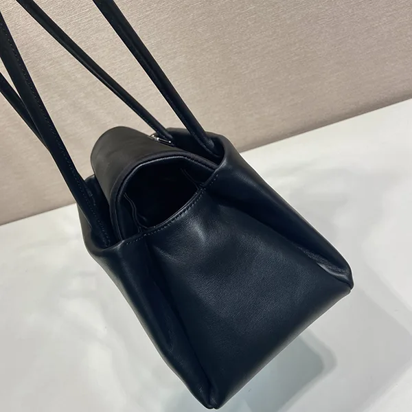 プラダ パサージュ ミディアム バッグ スーパーコピー Re-Nylon フラップ付 1BA495