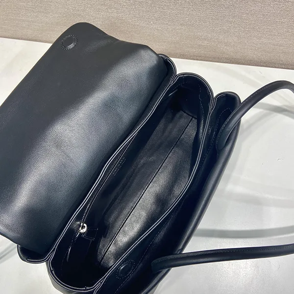 プラダ パサージュ ミディアム バッグ スーパーコピー Re-Nylon フラップ付 1BA495