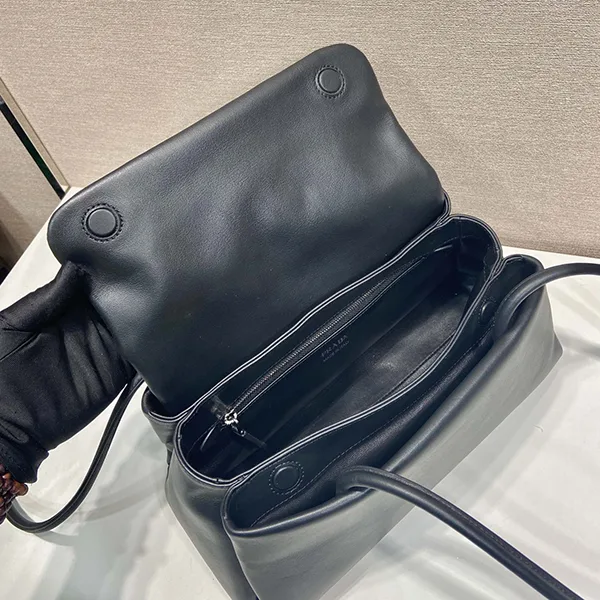 プラダ パサージュ ミディアム バッグ スーパーコピー Re-Nylon フラップ付 1BA495