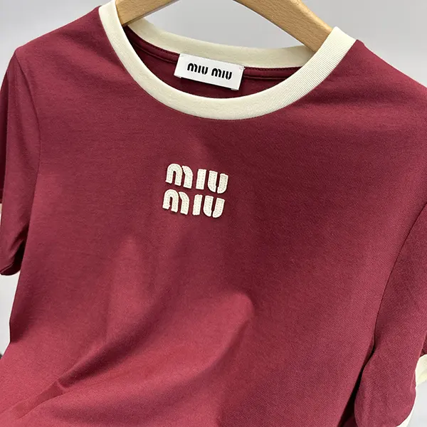 【使い勝手抜群】ミュウミュウ ロゴディテール クルーネック Tシャツ mya21321