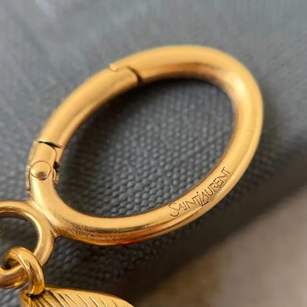 【使い勝手抜群】サンローラン ゴールドトーンと樹脂製のキーホルダー Sah18964