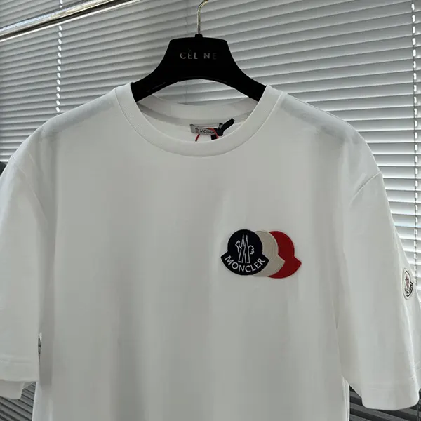 超話題!モンクレール トリコロール ロゴ 刺繍 半袖 Tシャツ mog48068