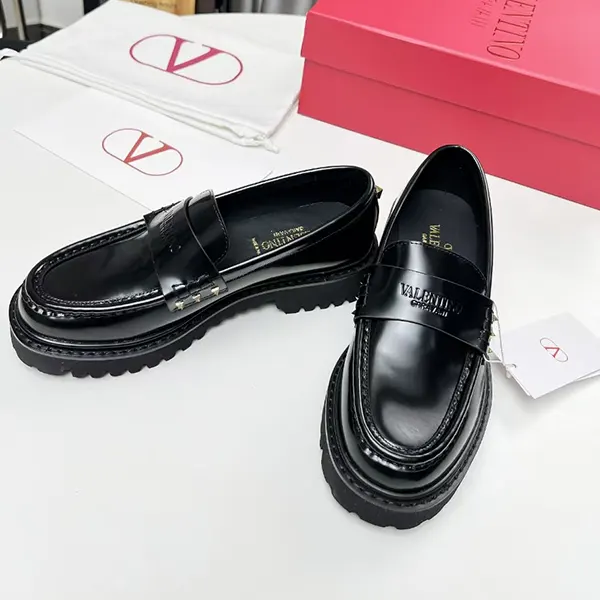 最新でオシャレ ヴァレンティノ ロックスタッズ カーフスキン ローファー Vuz67650