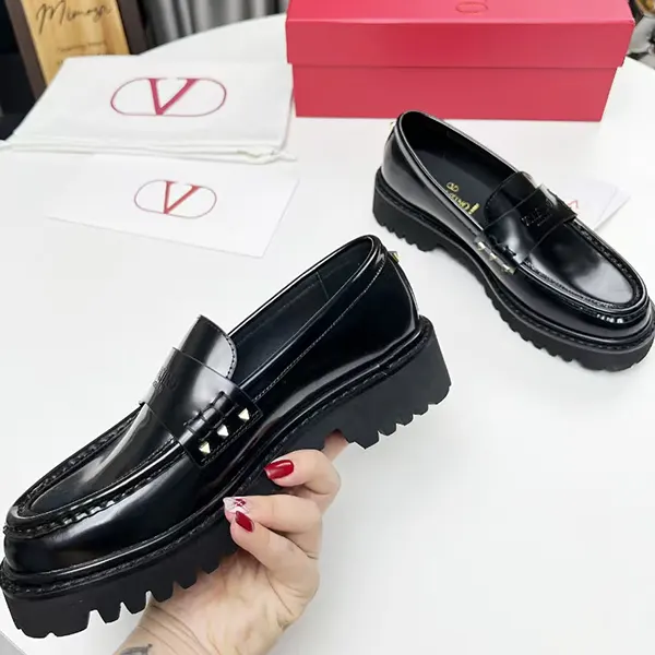 最新でオシャレ ヴァレンティノ ロックスタッズ カーフスキン ローファー Vuz67650