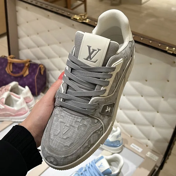 【高級感を楽しむ♪】ルイヴィトン★LV トレイナー スニーカー 1AKBBM
