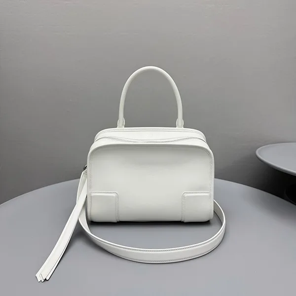 手元が踊る美【ロエベ】 アマソナ180 ソフトカーフバッグ 2サイズ展開 loe54570