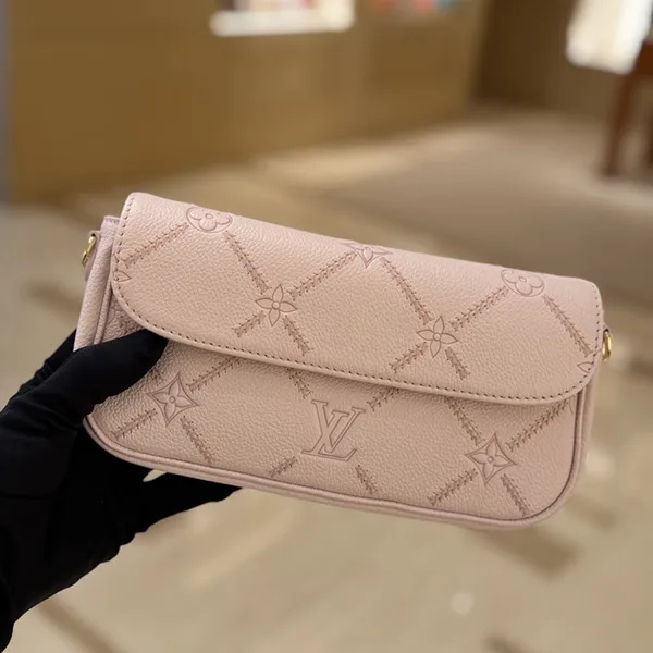 【可愛い】ルイヴィトン★ウォレット オン チェーン・アイビー M29502