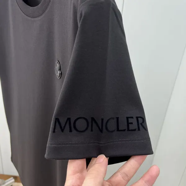 プレゼント最適 モンクレール ロゴディテール コットン Tシャツ moj97198